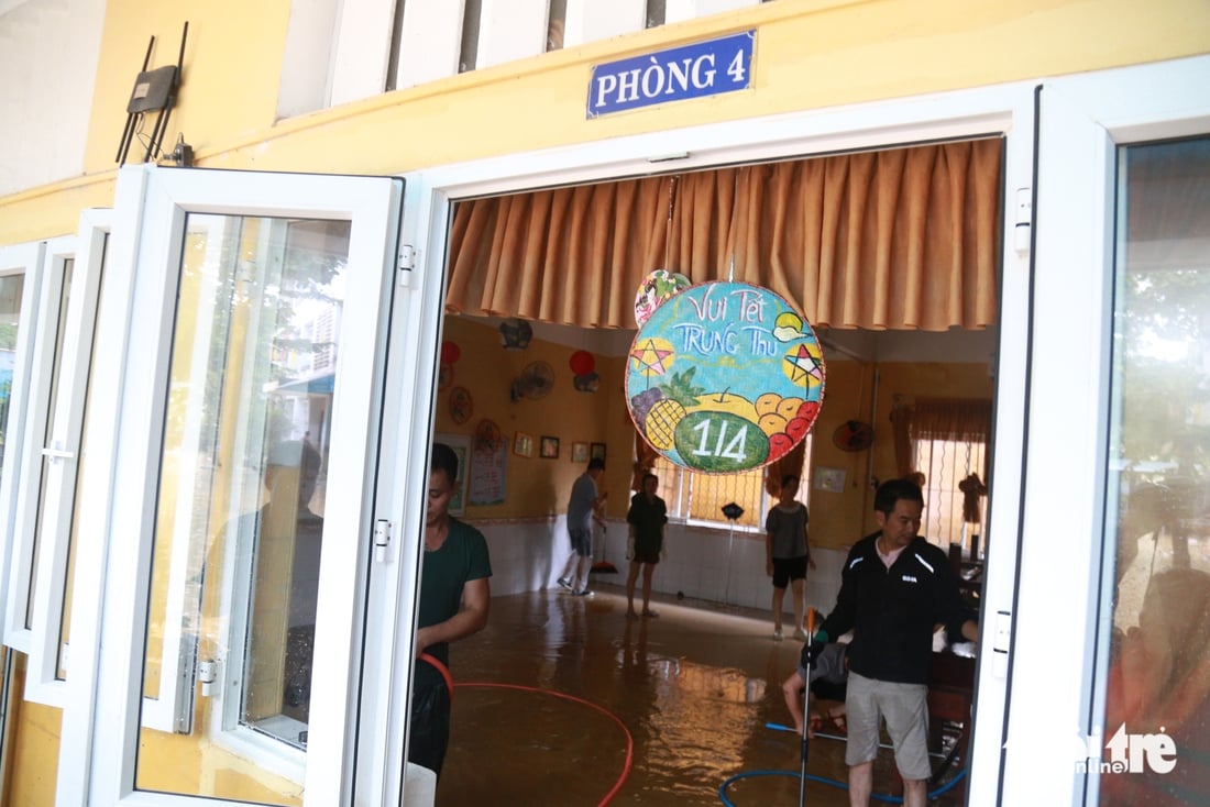 Sách vở, bàn ghế ngập bùn sau lụt, thầy trò ở Huế tất bật dọn trường - Ảnh 5.