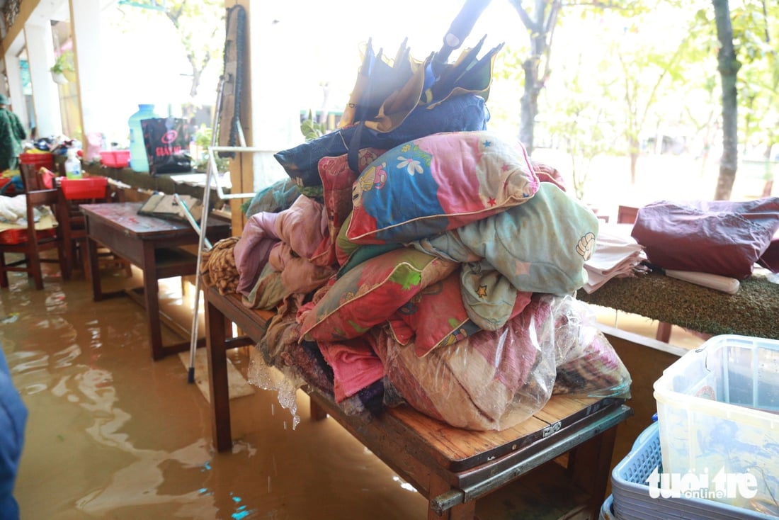 Sách vở, bàn ghế ngập bùn sau lụt, thầy trò ở Huế tất bật dọn trường - Ảnh 7.