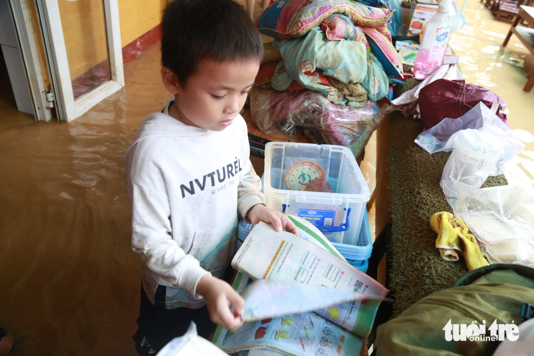 Sách vở, bàn ghế ngập bùn sau lụt, thầy trò ở Huế tất bật dọn trường - Ảnh 8.