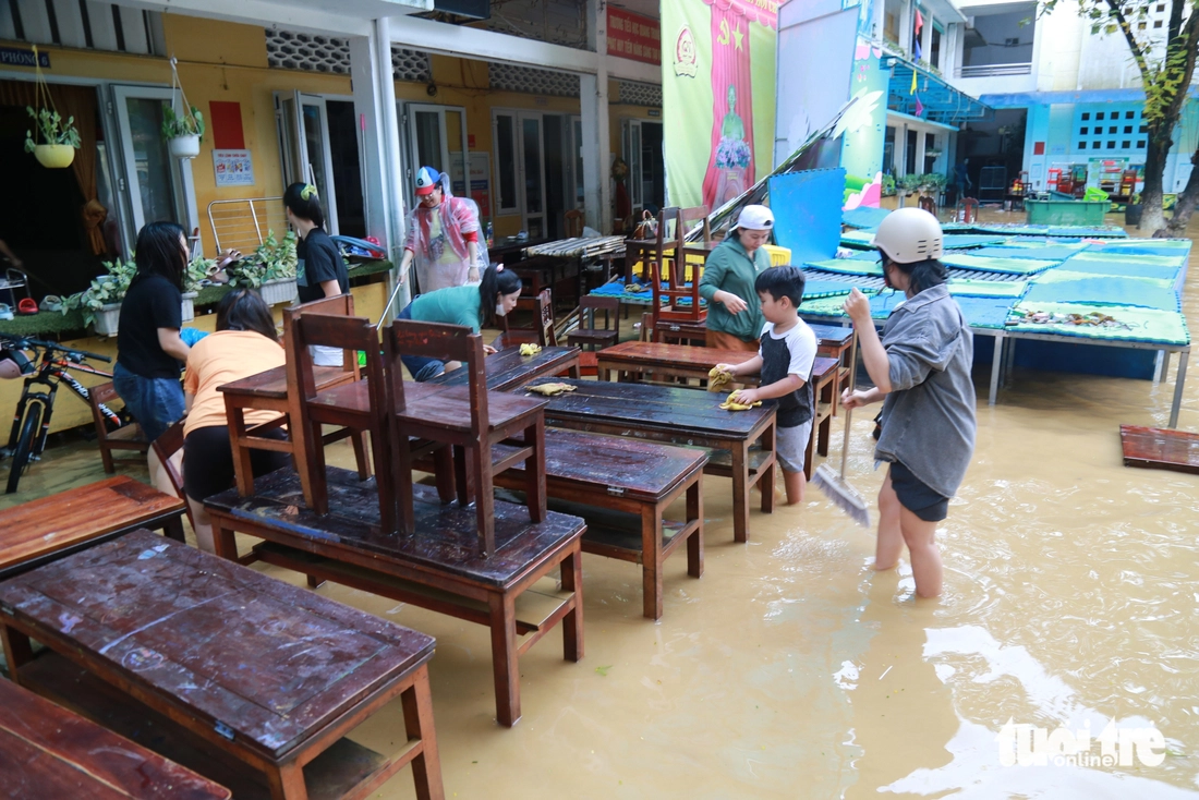 Sách vở, bàn ghế ngập bùn sau lụt, thầy trò ở Huế tất bật dọn trường - Ảnh 9.