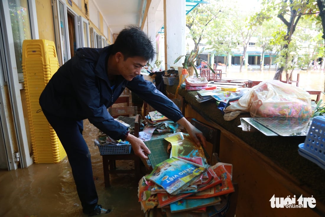 Sách vở, bàn ghế ngập bùn sau lụt, thầy trò ở Huế tất bật dọn trường - Ảnh 10.