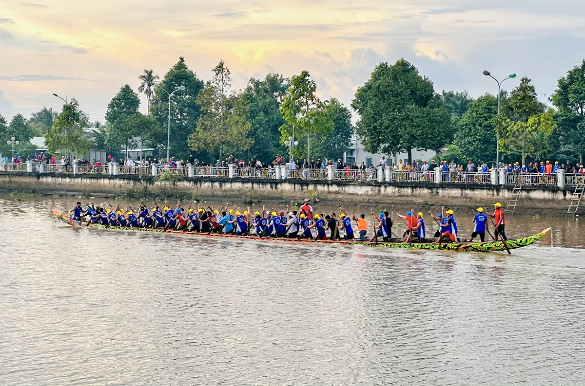 Maspero Nehri'ndeki su yolu trafiğinin, 2025 Can Tho Şehri'ndeki Ooc Om Boc Festivali - Ngo Tekne Yarışı'na hizmet vermesi için aksatılması