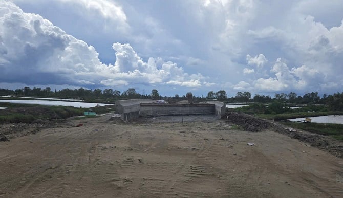 اب تک، 2025 میں Ca Mau صوبے میں عوامی سرمایہ کاری کے منصوبوں کو درپیش تمام مشکلات کے بارے میں کہا جا سکتا ہے کہ ان کی شناخت  Đến nay, tất cả những cái khó đối với các công trình dự án đầu tư công của tỉnh Cà Mau trong năm 2025, có thể nói đã được nhận diện đâu là “điểm nghẽn của điểm nghẽn” dẫn đến tiến độ giải ngân chậm.