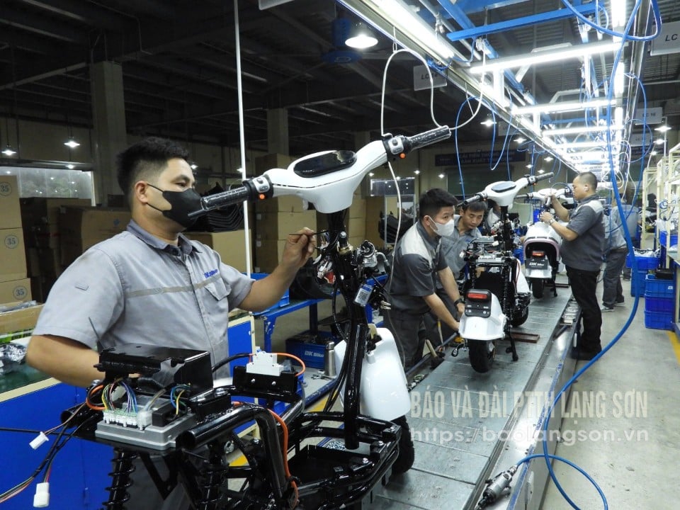 Pekerja di DK Viet Nhat Electric Vehicle One Member Co., Ltd. berproduksi di jalur produksi modern.