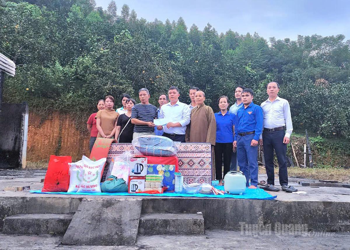 O Comitê Executivo da Sangha Budista do Vietnã, na província de Tuyen Quang, ofereceu apoio financeiro e itens de primeira necessidade à família do Sr. Hoang Van Ho, da vila de Do Thuong 1, comuna de Xuan Van.