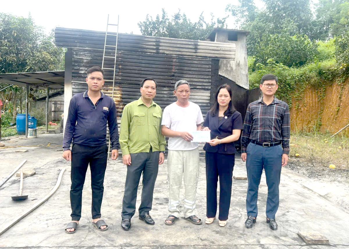 O Comitê do Partido, o Conselho Popular, o Comitê Popular e o Comitê da Frente da Pátria da comuna de Xuan Van entregaram uma ajuda financeira à família do Sr. Hoang Van Ho.