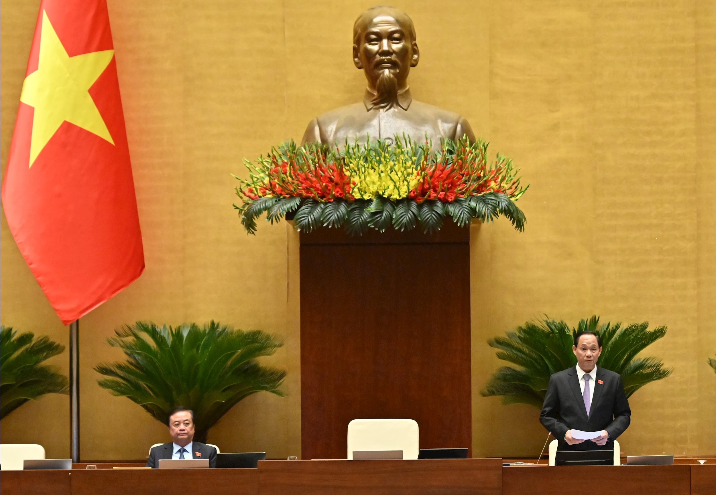 Заступник голови Національних зборів Чан Куанг Фуонг головував на засіданні Національних зборів_4710(1).jpg