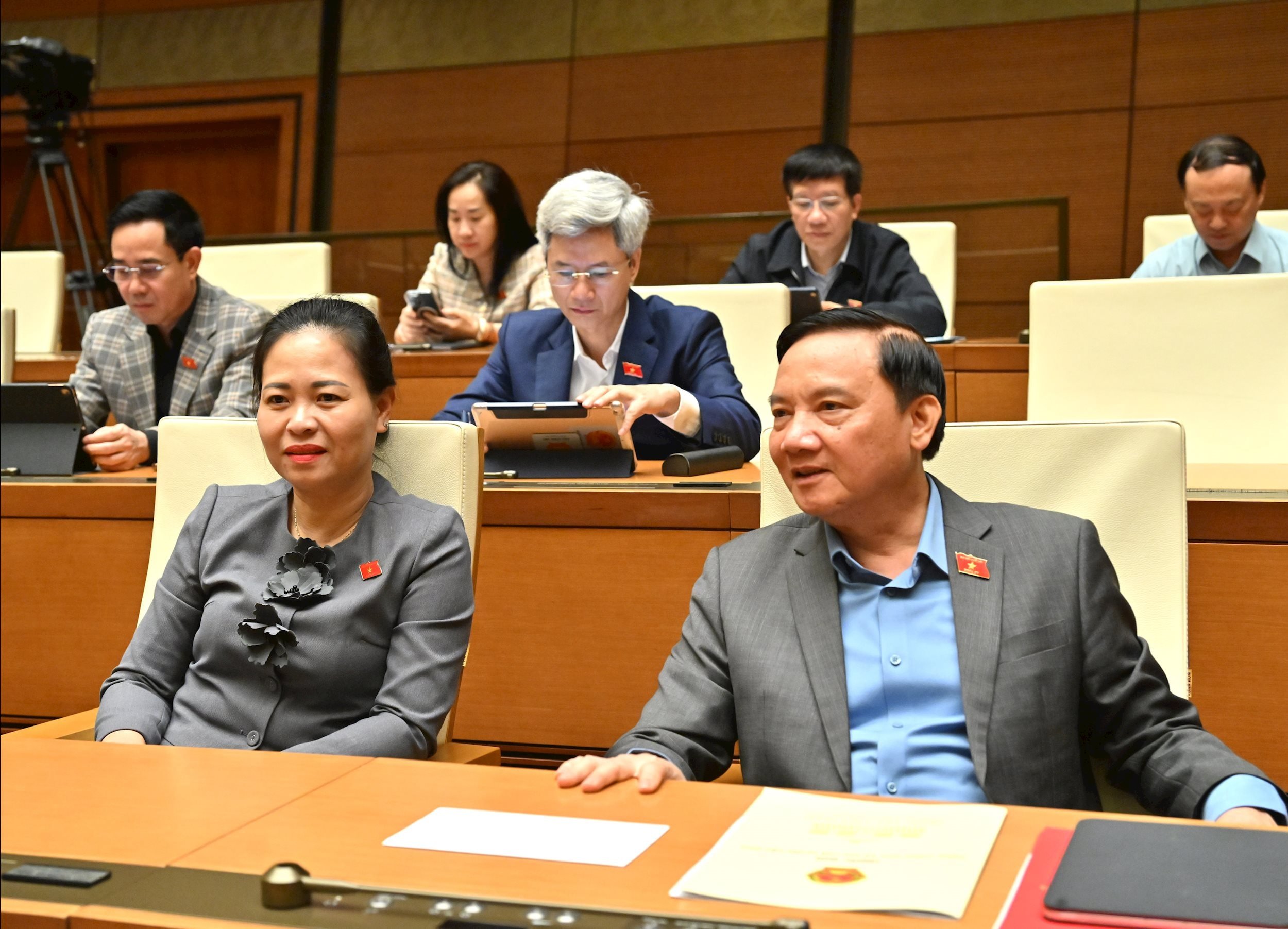 Заступник голови Національних зборів Нгуєн Кхак Дінь та делегати (1).jpg