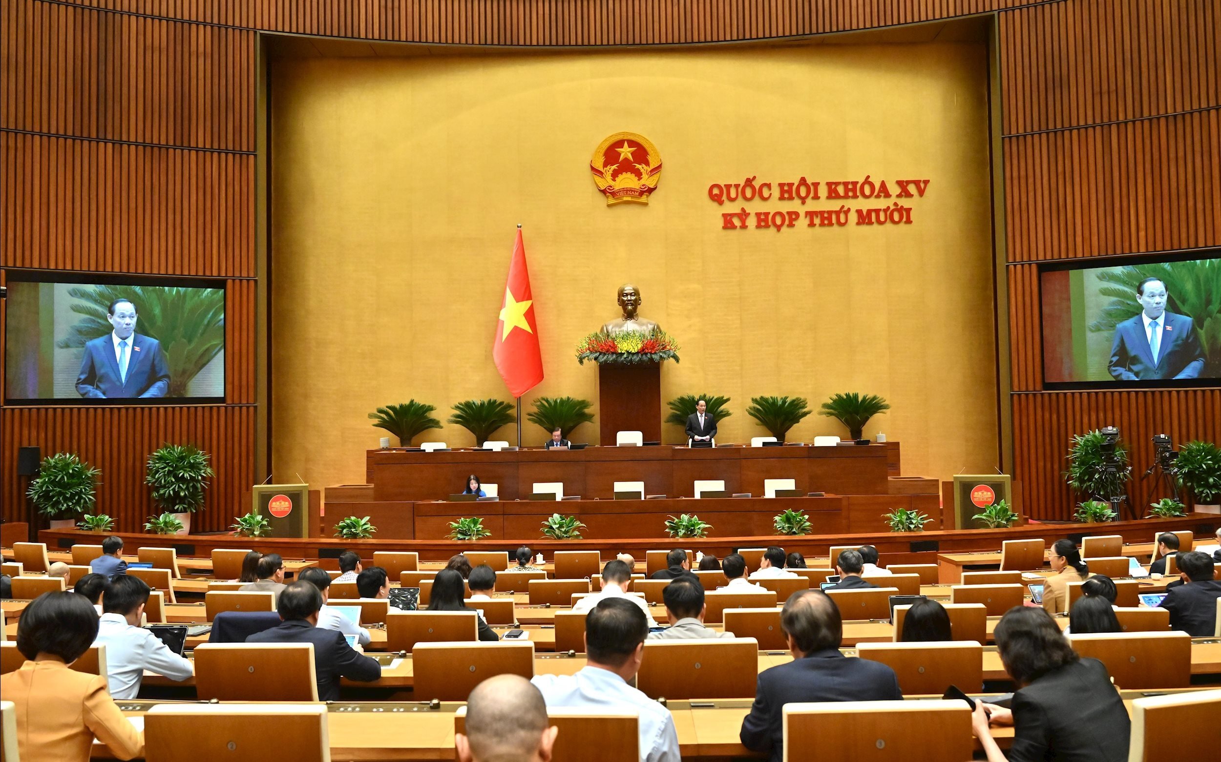 Заступник голови Національних зборів Чан Куанг Фуонг головував на засіданні Національних зборів_4713(1).jpg