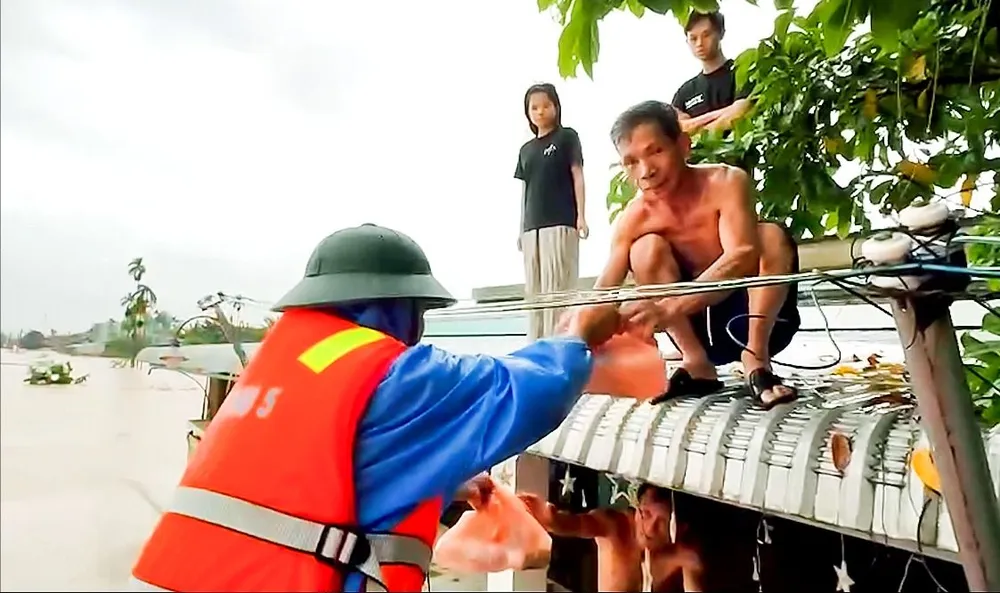 នាយទាហាន និងយោធិនយោធភូមិភាគទី៥ នាំយកសម្ភារៈចាំបាច់ជូនប្រជាពលរដ្ឋនៅតំបន់លិចលង់យ៉ាងជ្រៅក្នុងឃុំ Dai Loc (ទីក្រុង Da Nang)។ រូបថត៖ XUAN QUYNH