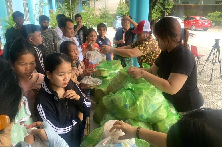 Щедрі страви «зігрівають» людей у постраждалих від повені районах – Фото 3. Những suất cơm nghĩa tình 'sưởi ấm' người dân vùng lũ- Ảnh 3.