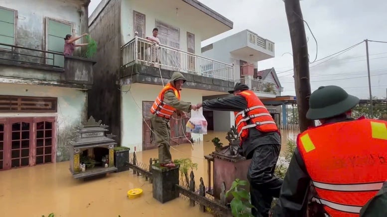 Щедрі страви «зігрівають» людей у постраждалих від повені районах – Фото 4. Những suất cơm nghĩa tình 'sưởi ấm' người dân vùng lũ- Ảnh 4.