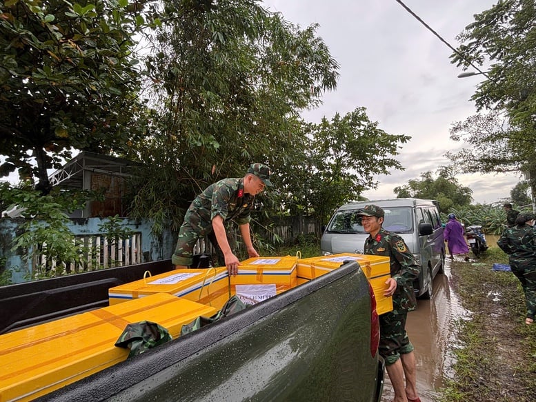 Щедрі страви «зігрівають» людей у постраждалих від повені районах – Фото 5. Những suất cơm nghĩa tình 'sưởi ấm' người dân vùng lũ- Ảnh 5.