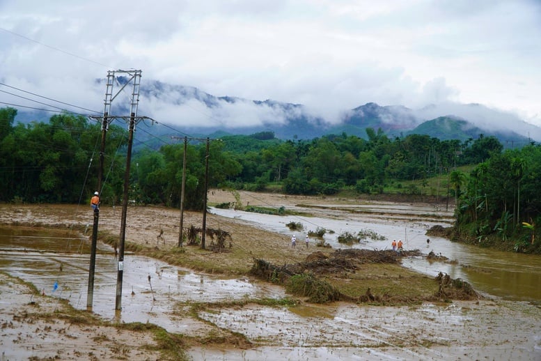 Közel 170 000 újabb ügyfél áramszolgáltatása állt helyre a központi régió elárasztott területein - 1. kép. Thêm gần 170.000 khách hàng vùng lũ miền Trung được cấp điện trở lại- Ảnh 1.