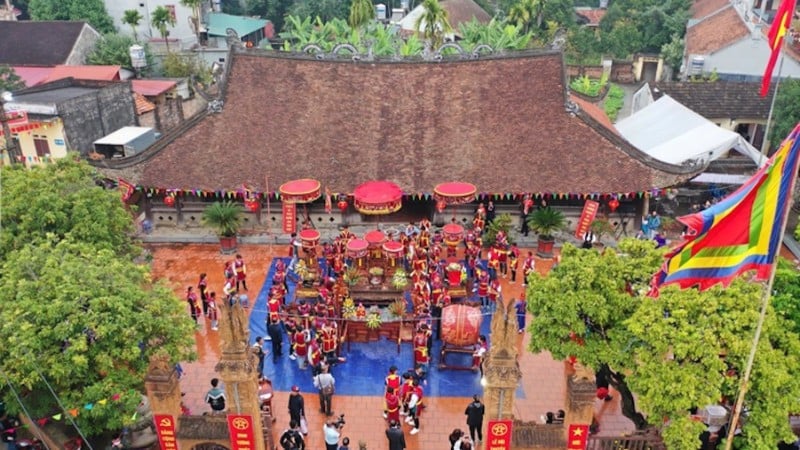 観光客が特別国家遺跡のトゥオン・ピュー共同住宅(ハノイ、フック・トー村)を訪問。