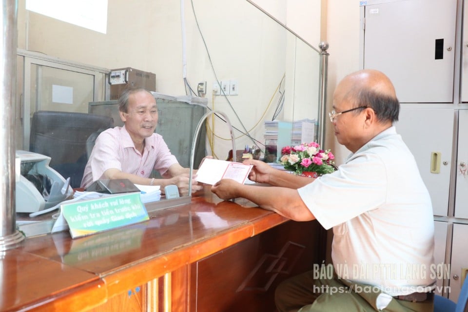 Pracownicy Biura Transakcyjnego Banku Polityki Społecznej Trang Dinh wydają książeczki oszczędnościowe klientom biorącym udział w wpłatach oszczędnościowych.