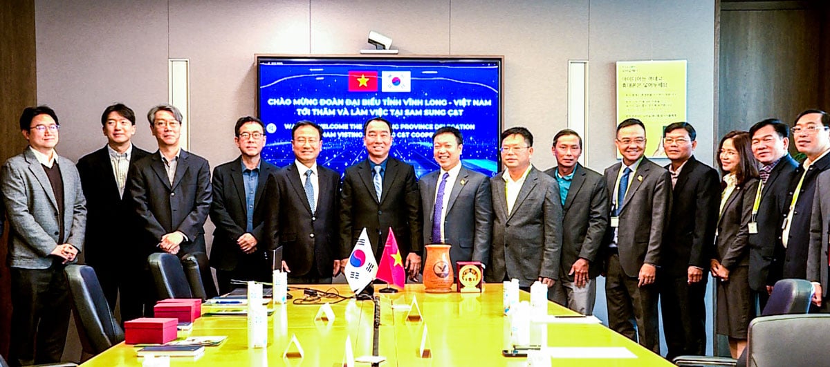 Η Αντιπροσωπεία Επενδύσεων και Προώθησης Εμπορίου της επαρχίας Vinh Long έβγαλε μια αναμνηστική φωτογραφία στη συνάντηση εργασίας με την Samsung C&T Corporation.