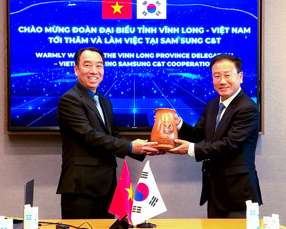 Οι ηγέτες της επαρχίας Βιν Λονγκ και της Samsung C&T Corporation απένειμαν αναμνηστικά.