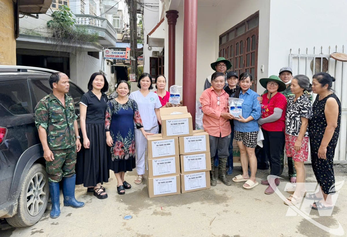 Arbetsgruppen vid Gia Lai hälsovårdsmyndighet stödde invånarna i Phan Dinh Phung-distriktet med medicin och lösningar för miljösanering efter översvämningen.