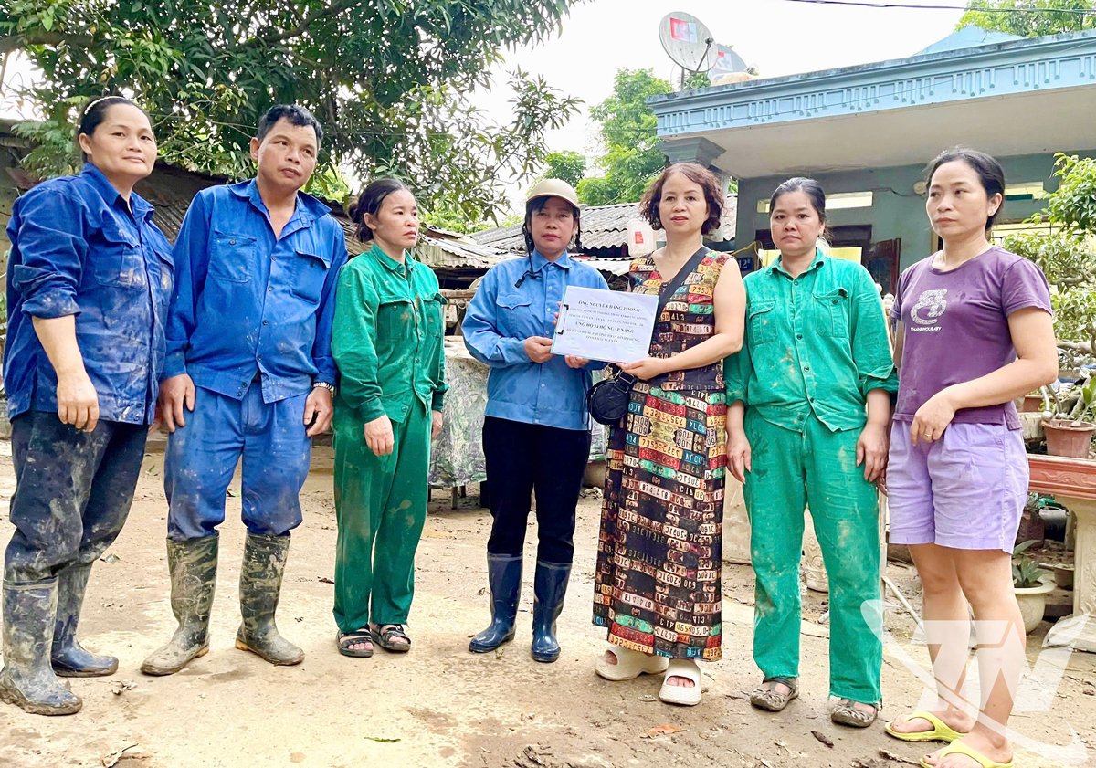 Många filantroper stödde översvämmade hushåll i grupp 90, Phan Dinh Phung-distriktet, med pengar och varor för att reparera deras hem och stabilisera deras liv.