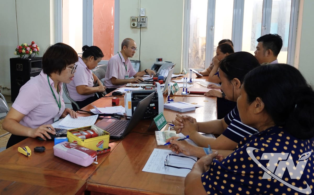 ភ្នាក់ងារធនាគារគោលនយោបាយសង្គម ធ្វើការនៅចំណុចប្រតិបត្តិការឃុំ សង្កាត់ ណែនាំក្រុមសន្សំ និងកម្ចី ដើម្បីអនុវត្តនីតិវិធីកម្ចី។