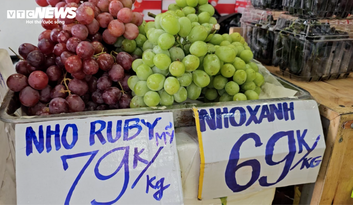 قدّم البائع العنب على أنه عنب أمريكي، لكن سعره كان زهيدًا جدًا مقارنةً بسعر السوق. (تصوير: نجوين لين)