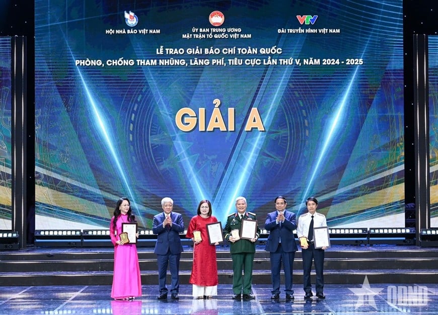 ראש הממשלה פאם מין צ'ין וחברו דו ואן צ'יין העניקו פרסים לסופרים שזכו בפרס A.