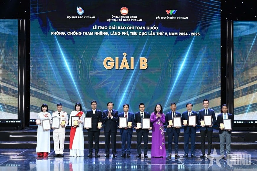 הענקת פרסים לסופרים שזכו בפרס ב'.