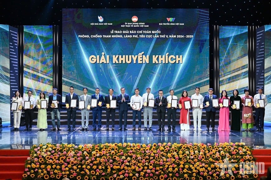 הענקת פרסים לסופרים שזכו בפרס C ובפרס עידוד.