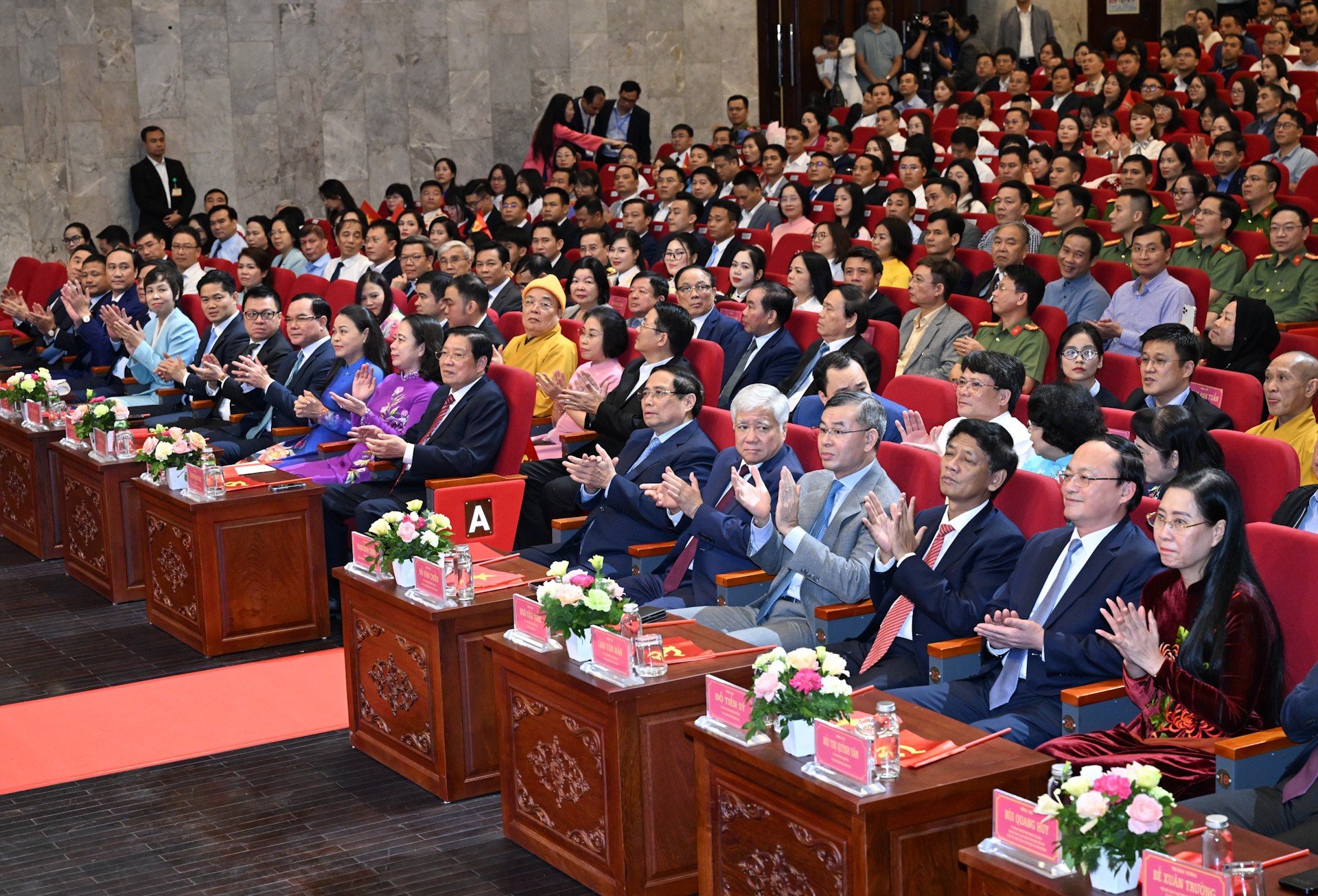 ທ່ານນາຍົກລັດຖະມົນຕີ ຟ້າມບິ່ງມິງ ແລະ ການນຳພັກ ແລະ ລັດອື່ນໆໄດ້ເຂົ້າຮ່ວມພິທີ. dsc-8106.jpg