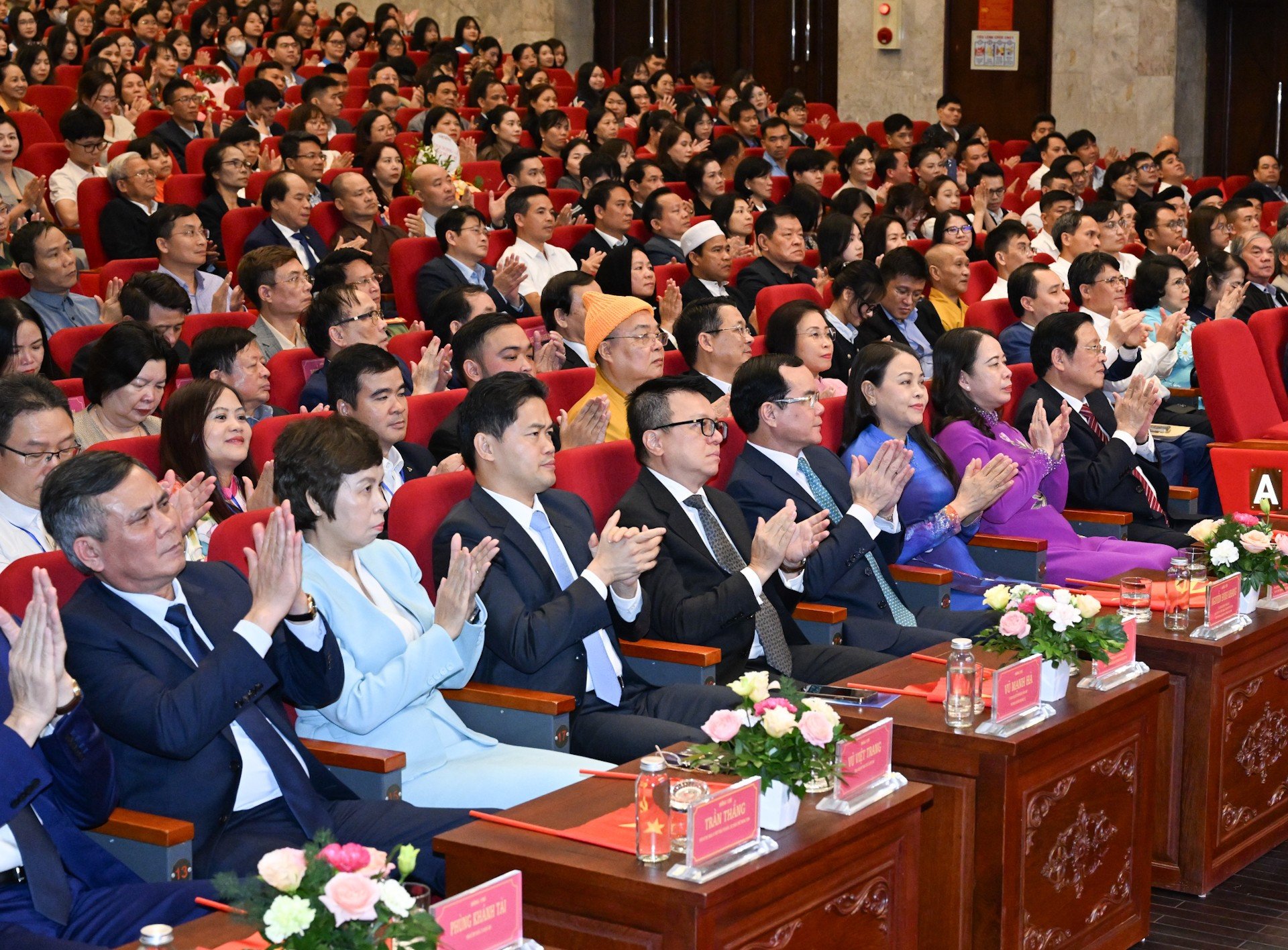 ບັນດາຜູ້ແທນເຂົ້າຮ່ວມພິທີມອບລາງວັນ. dsc-8267.jpg