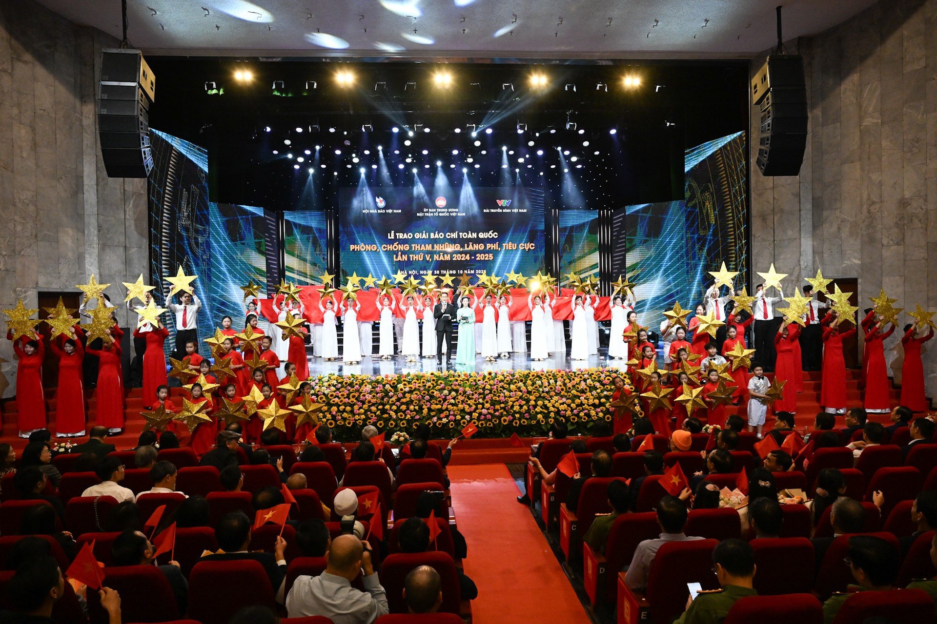 ພາບບັນຍາກາດພິທີມອບລາງວັນ. dsc-8438.jpg