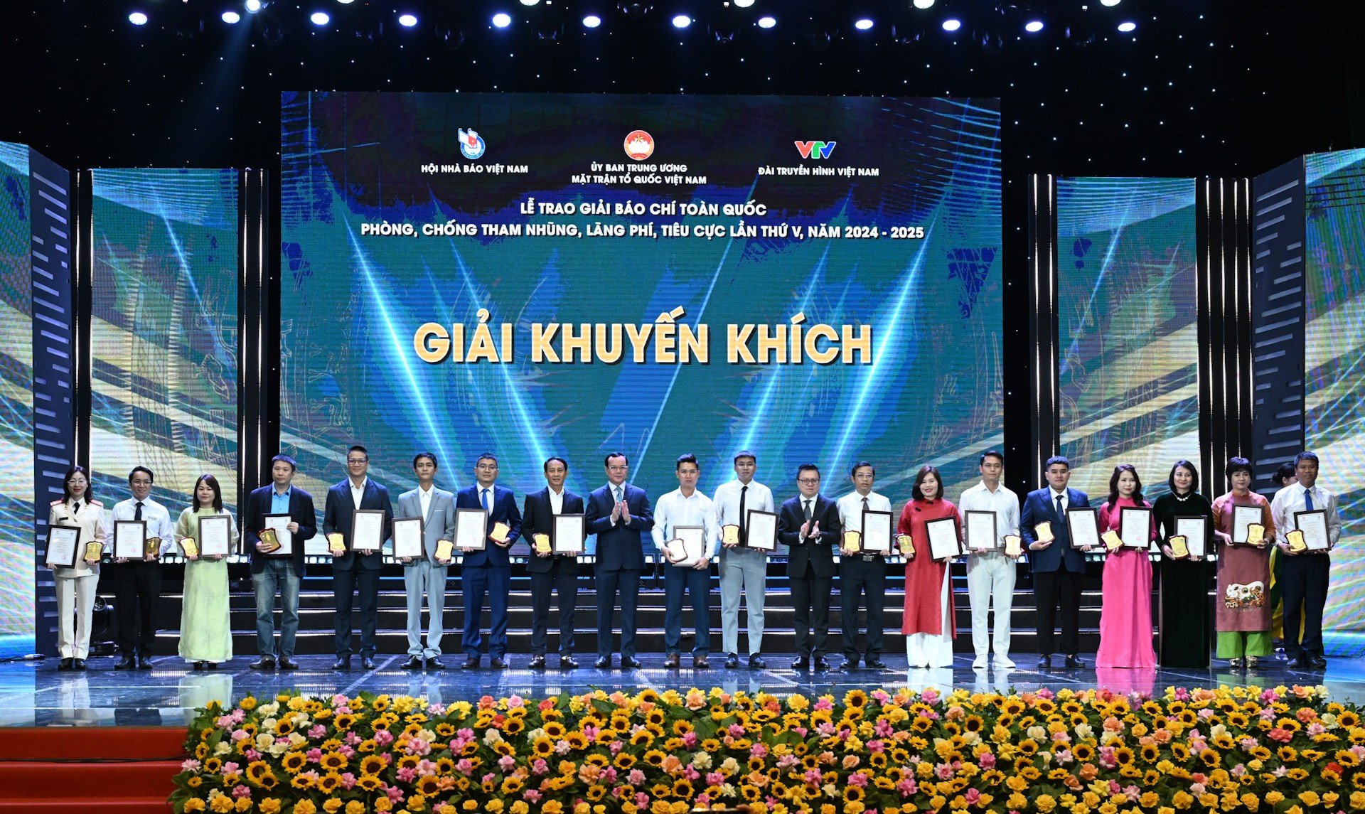 ທ່ານຮອງປະທານຄະນະກຳມະການສູນກາງແນວໂຮມປະເທດຊາດ ຫວຽດນາມ, ປະທານສະຫະພັນແຮງງານຫວຽດນາມ ຫງວຽນດິ່ງແຄງ ແລະ ບັນນາທິການໃຫຍ່ໜັງສືພິມ Nhan Dan, ຮອງຫົວໜ້າຄະນະໂຄສະນາອົບຮົມສູນກາງ, ປະທານສະມາຄົມນັກຂ່າວ ຫວຽດນາມ Le Quoc Minh ໄດ້ມອບລາງວັນໃຫ້ນັກປະພັນທີ່ໄດ້ຮັບລາງວັນກຳລັງໃຈ. dsc-8276.jpg