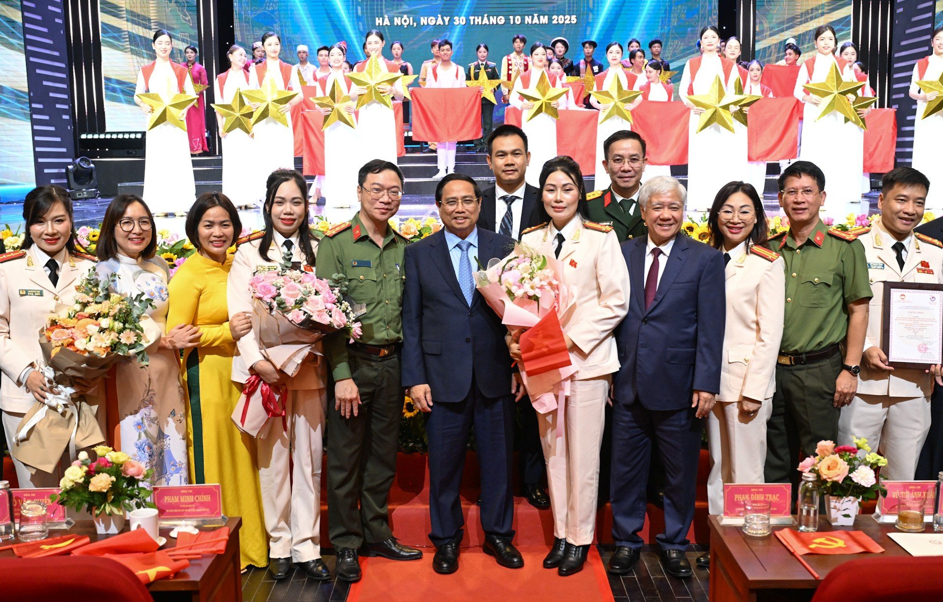 ທ່ານນາຍົກລັດຖະມົນຕີ ຟ້າມບິ່ງມິງ ແລະ ບັນດາຜູ້ແທນເຂົ້າຮ່ວມພິທີມອບລາງວັນ. dsc-8450.jpg