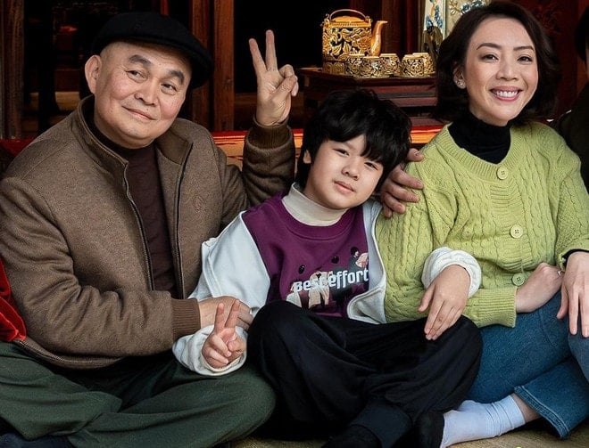 Zasłużony artysta Xuan Hinh z dwoma współgwiazdami (Thu Trang po prawej) edit-47576559811739926740925596076704465253242047n-17388945682541869706114.jpg