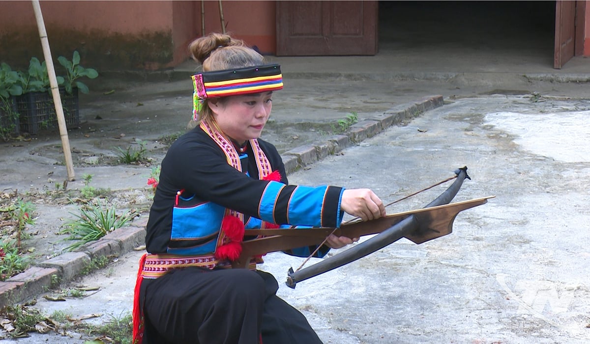 Díky kuším z dílny pana Phung Ngoc Hoa se mnoho lidí ve vesnici Khuoi Deng opět věnuje střelbě z kuše.
