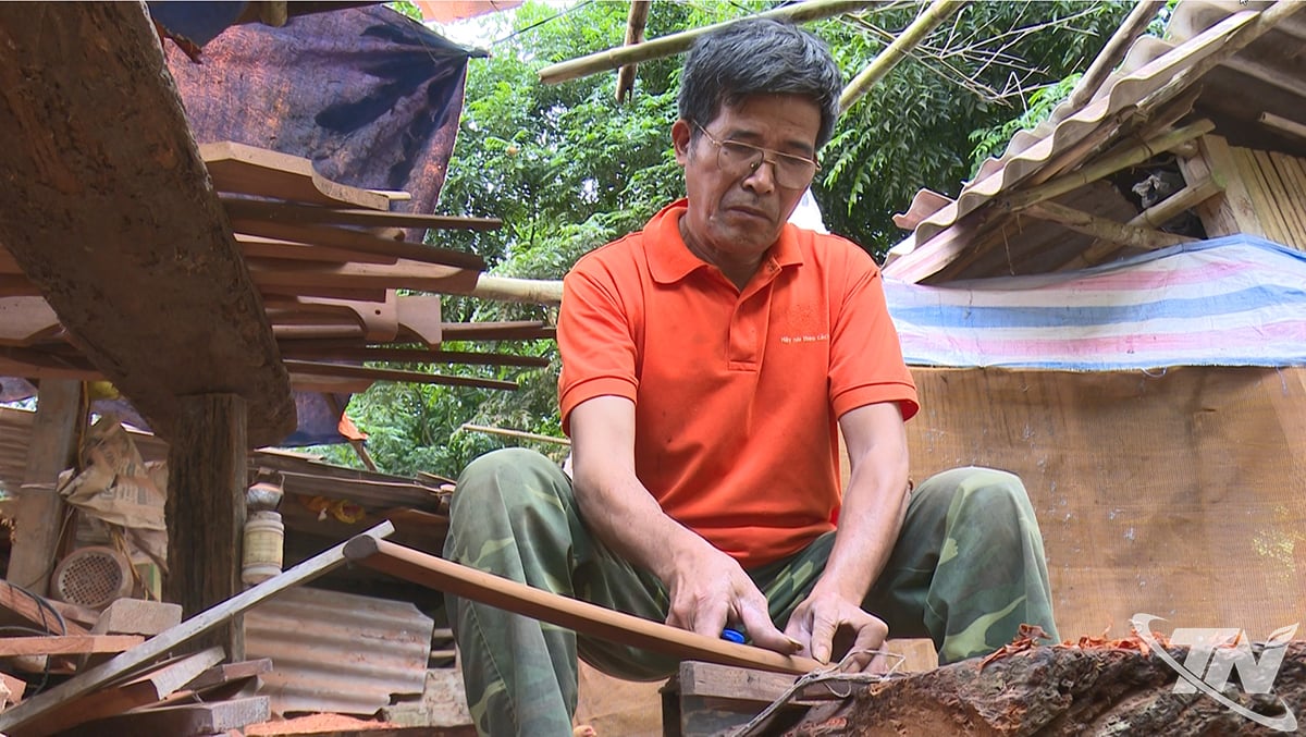 Pan Phung Ngoc Hoa z vesnice Khuoi Deng 2 v obci Tan Ky se již více než 50 let zabývá výrobou kuší.