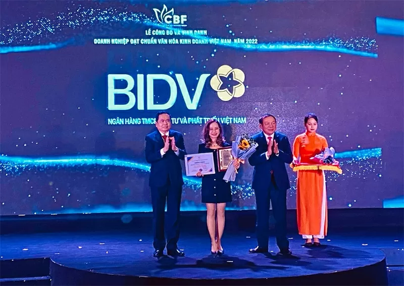 قومی اسمبلی کے مستقل وائس چیئرمین تران تھانہ مین (اب قومی اسمبلی کے چیئرمین) اور ثقافت، کھیل اور سیاحت کے وزیر Nguyen Van Hung نے BIDV کے نمائندے کو