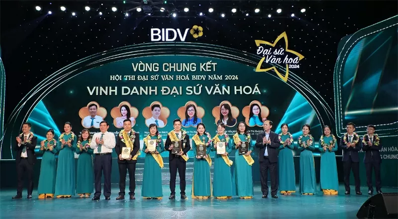 اسٹیٹ بینک آف ویتنام کے ڈپٹی گورنر ڈاؤ من ٹو اور پارٹی سکریٹری اور BIDV Phan Duc Tu کے بورڈ آف ڈائریکٹرز کے چیئرمین نے 2024 میں BIDV ثقافتی سفیر کا خطاب جیتنے والے امیدواروں کو ایوارڈز پیش کیے۔