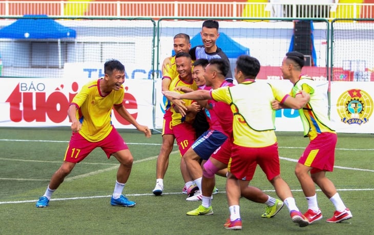 Torneio de Futebol de Trabalhadores e Funcionários Públicos do Vietnã: Motivação para o florescimento do futebol de base - Foto 2. công nhân - Ảnh 2.