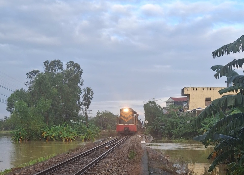 Obnova severojižní železnice přes Hue - Foto 1. Khôi phục tuyến đường sắt Bắc-Nam qua Huế- Ảnh 1.