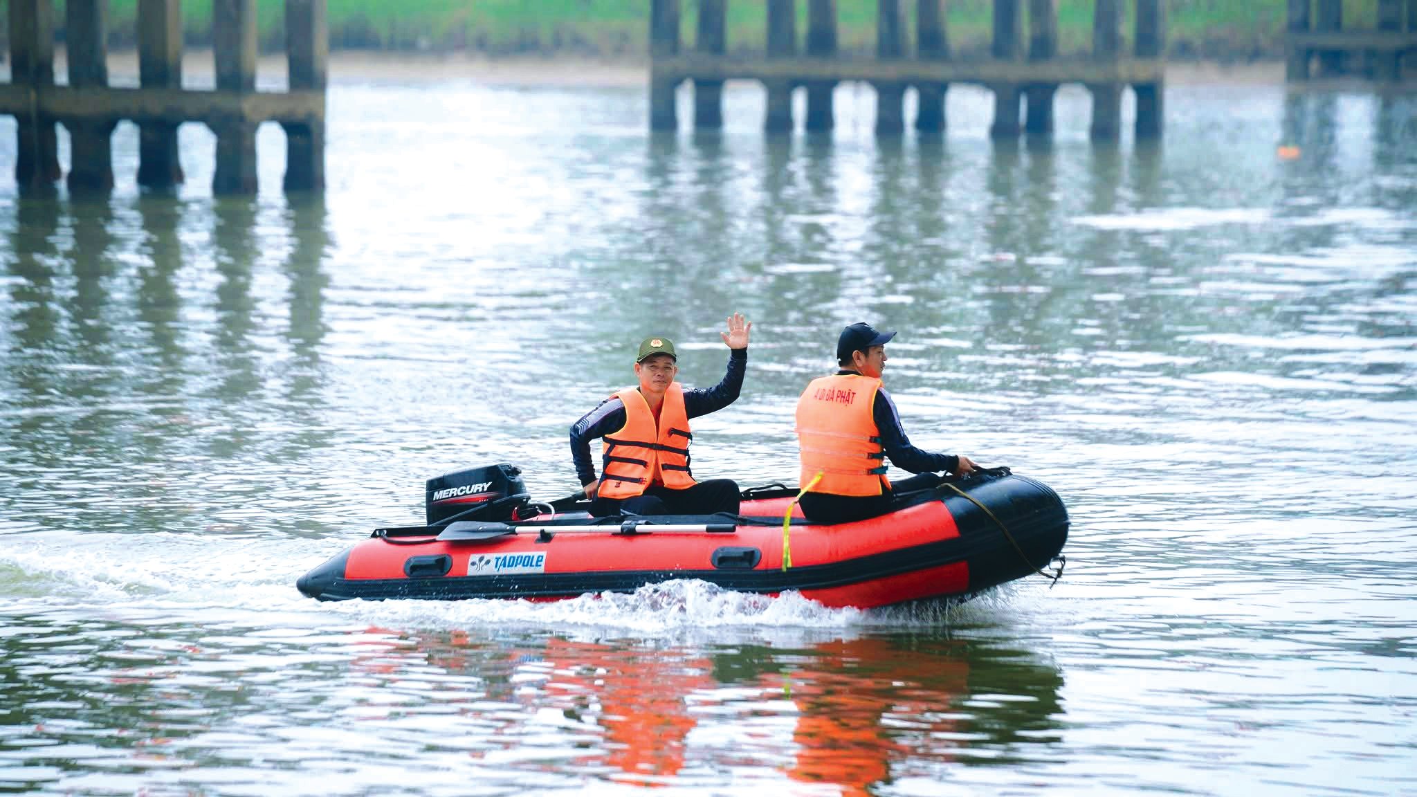 Herr Mau Tuan (den som håller i högtalaren) är