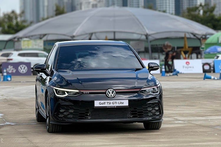 ខ្សែសង្វាក់ Volkswagen Golf ឆ្នាំ 2025 ដែលចេញលក់នៅប្រទេសវៀតណាមលើកនេះ មាន 6 កំណែក្នុងក្រុមផលិតផល 3 គឺ Golf 1.5 eTSI (Life, Style, R-Line), Golf GTI (Lite, Performance) និង Golf R Performance 4Motion។ កំណែទាំងនេះមានរាប់ចាប់ពីរថយន្តក្នុងទីក្រុងដែលស៊ីសាំងរហូតដល់រថយន្ត hatchback ដែលមានប្រសិទ្ធភាពខ្ពស់។ 3-9237.jpg