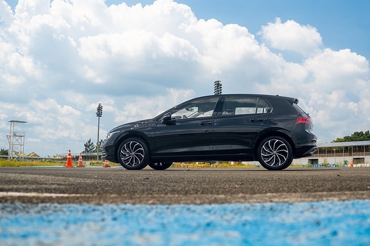 បើកដំណើរការក្នុងឆ្នាំ 1974 Volkswagen Golf បានក្លាយជារថយន្តដ៏ពេញនិយមបំផុតរបស់ម៉ាកយីហោ និងជារថយន្តដ៏ពេញនិយមបំផុតមួយរបស់ពិភពលោក ជាមួយនឹងការលក់ជាង 37 លានគ្រឿងនៅទូទាំងពិភពលោក។ កីឡាវាយកូនហ្គោលគឺលើសពីមធ្យោបាយដឹកជញ្ជូន វាជានិមិត្តសញ្ញានៃបទពិសោធន៍នៃការបើកបររបស់អាល្លឺម៉ង់៖ ច្បាស់លាស់ សុវត្ថិភាព ចម្រាញ់ និងមានថាមពលខ្លាំង។ 4-2159.jpg