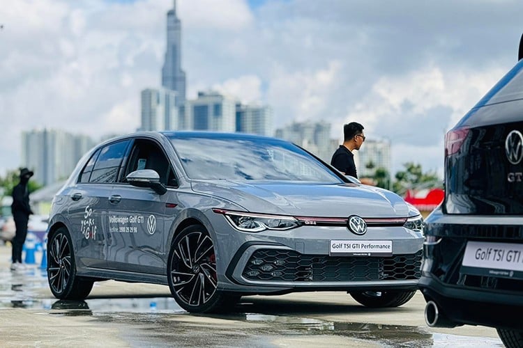 កំណែ Golf 1.5 eTSI គឺជាការត្រួសត្រាយផ្លូវក្នុងនិន្នាការអគ្គិសនី ដោយរួមបញ្ចូលគ្នានូវម៉ាស៊ីនសាំង turbocharged 1.5L ជាមួយនឹងប្រព័ន្ធកូនកាត់ Mild ដ៏ឆ្លាតវៃ។ eTSI - បច្ចេកវិទ្យាកូនកាត់កម្រិតស្រាល ផ្តល់នូវប្រតិបត្តិការរលូន សន្សំសំចៃប្រេង និងកាត់បន្ថយការបំភាយឧស្ម័ន ខណៈពេលដែលនៅតែរក្សាបាននូវគុណភាពនៃការបើកបរ  1-2210.jpg