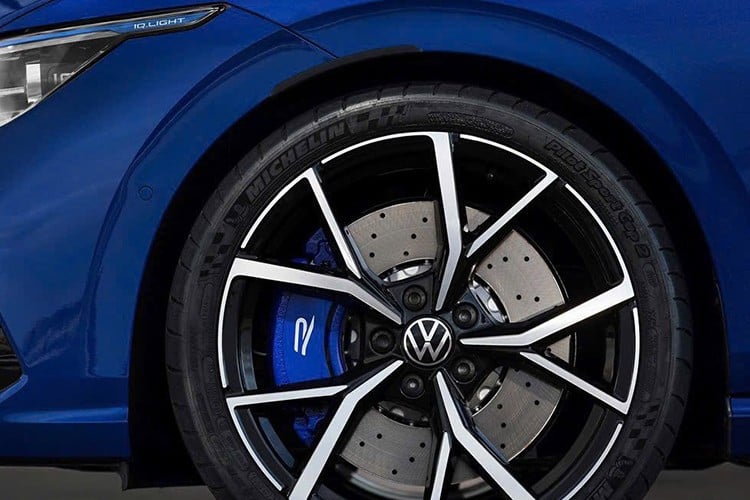 Golf 1.5 eTSI មានសមត្ថភាពអតិបរមា 150 ps ។ ការបញ្ជូនដោយស្វ័យប្រវត្តិ 7 ល្បឿន DSG ជាមួយនឹងការផ្លាស់ប្តូរប្រអប់លេខលឿន និងរលូន។ កាប៊ីនយន្ដហោះឌីជីថល Digital Cockpit Pro អេក្រង់កណ្តាលទំហំ 10 អ៊ីញ រួមបញ្ចូលជាមួយប្រព័ន្ធព័ត៌មានកម្សាន្ត MIB3 ។ ភ្លើងខាងក្នុង 30 ពណ៌ Ambient Light, កៅអីស្ព័រលំដាប់ខ្ពស់, ដៃចង្កូតពហុមុខងារដែលរុំដោយស្បែក... 8-5869.jpg