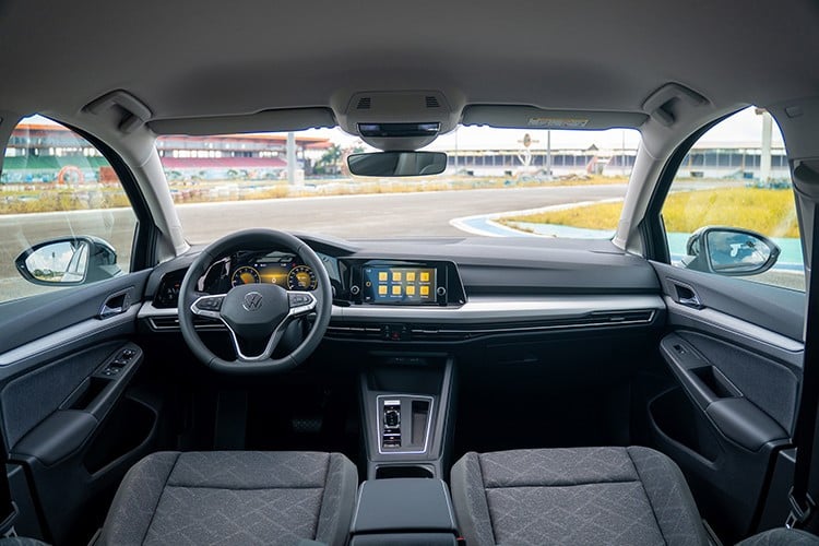 កំណែ Golf GTI - រថយន្តក្នុងទីក្រុងដែលមានសមត្ថភាពខ្ពស់ជាមួយនឹងរចនាប័ទ្មដ៏រឹងមាំ ស្ព័រ និងថាមវន្ត។ រថយន្តនេះមានម៉ាស៊ីន 2.0 TSI, សមត្ថភាព 245 ps, កម្លាំងបង្វិល 370 N.m (1,600 – 4,300 rpm)។ ការព្យួរបែបស្ព័រ GTI និងហ្រ្វាំងដែលដំណើរការខ្ពស់ពណ៌ក្រហម ផ្តល់នូវបទពិសោធន៍នៃការបើកបរដ៏គួរឱ្យរំភើប ខណៈពេលដែលនៅតែផ្តល់នូវការគ្រប់គ្រងដ៏ល្អប្រសើរ។ 7-2037.jpg