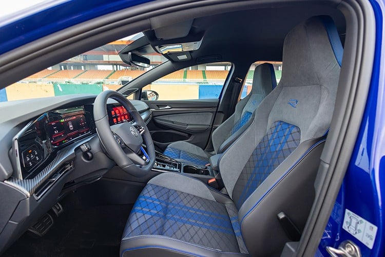 Golf GTI ត្រូវបានបំពាក់ដោយប្រព័ន្ធភ្លើង LED IQ.Light Matrix ជាមួយនឹងការលៃតម្រូវពន្លឺដោយស្វ័យប្រវត្តិ។ កាប៊ីនយន្តហោះប្រភេទ GTI ពិសេស៖ កៅអីស្បែកបុព្វលាភដែលមានស្នាមក្រហម និងស្លាកសញ្ញា GTI ដៃចង្កូតរាង GTI នាឡិកាកណ្តាលរចនាប័ទ្ម GTI និងភ្លើងខាងក្នុង 30 ពណ៌។ 6-3255.jpg