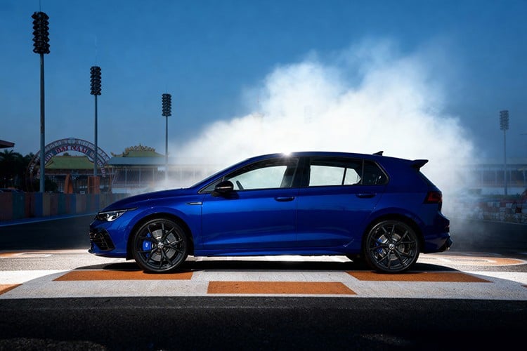 Golf R Performance 4Motion មានម៉ាស៊ីន 2.0 TSI turbocharged សមត្ថភាពអតិបរមា 320ps កម្លាំងបង្វិល 420 N.m. ប្រព័ន្ធ 4Motion all-wheel drives រួមបញ្ចូលគ្នាជាមួយ R Performance Torque Vectoring ជួយចែកចាយកម្លាំងបង្វិលទៅកង់នីមួយៗ ផ្តល់នូវការក្តាប់ដ៏ល្អ។ ល្បឿនអតិបរមារហូតដល់ 270 គីឡូម៉ែត្រក្នុងមួយម៉ោង។ 10-6125.jpg