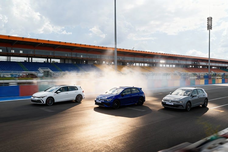 តម្លៃនៃ Volkswagen Golf 2025 នៅវៀតណាមសម្រាប់ 6 កំណែដែលជាកម្មសិទ្ធិរបស់ក្រុមផលិតផល 3 គឺ Golf 1.5 eTSI (Life, Style, R-Line), Golf GTI (Lite, Performance) និង Golf R Performance 4Motion ចាប់ផ្តើមពី 798 លានដុងសម្រាប់កំណែស្តង់ដារ និងរហូតដល់ជិត 1.9 ពាន់លានដុងសម្រាប់កំណែខ្ពស់បំផុត។ 12-2156.jpg